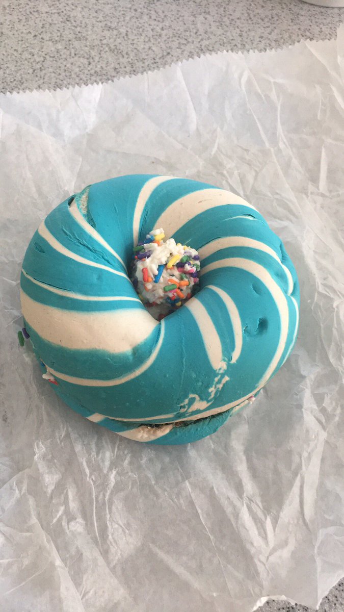 hpy2tch's tweet photo. Having a blue and white bagel to celebrate @ThomasTitans graduating today! #onceatitanalwaysatitan #cantputaTonit https://t.co/zGH524ezqd
