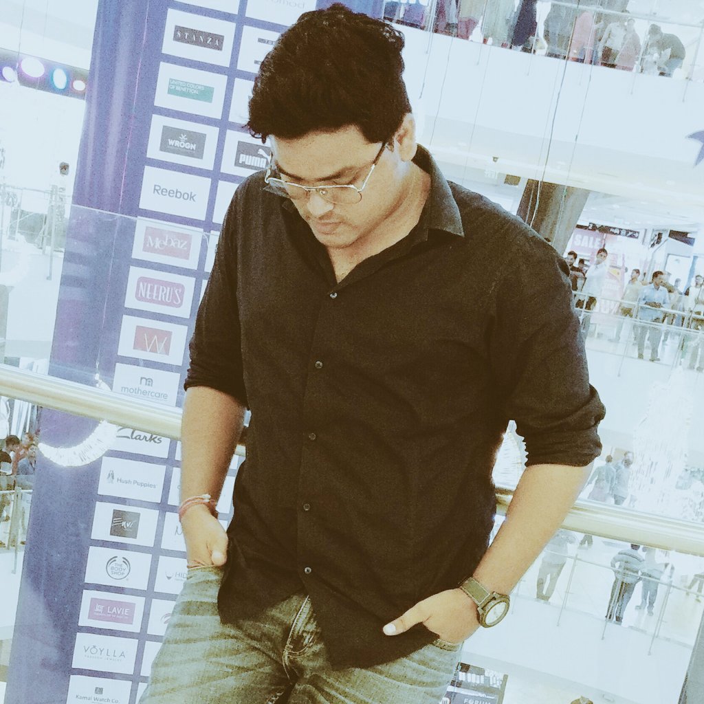 VK_PSPK's tweet photo. Clicked by #Loved1 !! ❤
#weekend_roamin' !!! 👫
#Classy_Ever 😍 https://t.co/R9JqfEe1hn