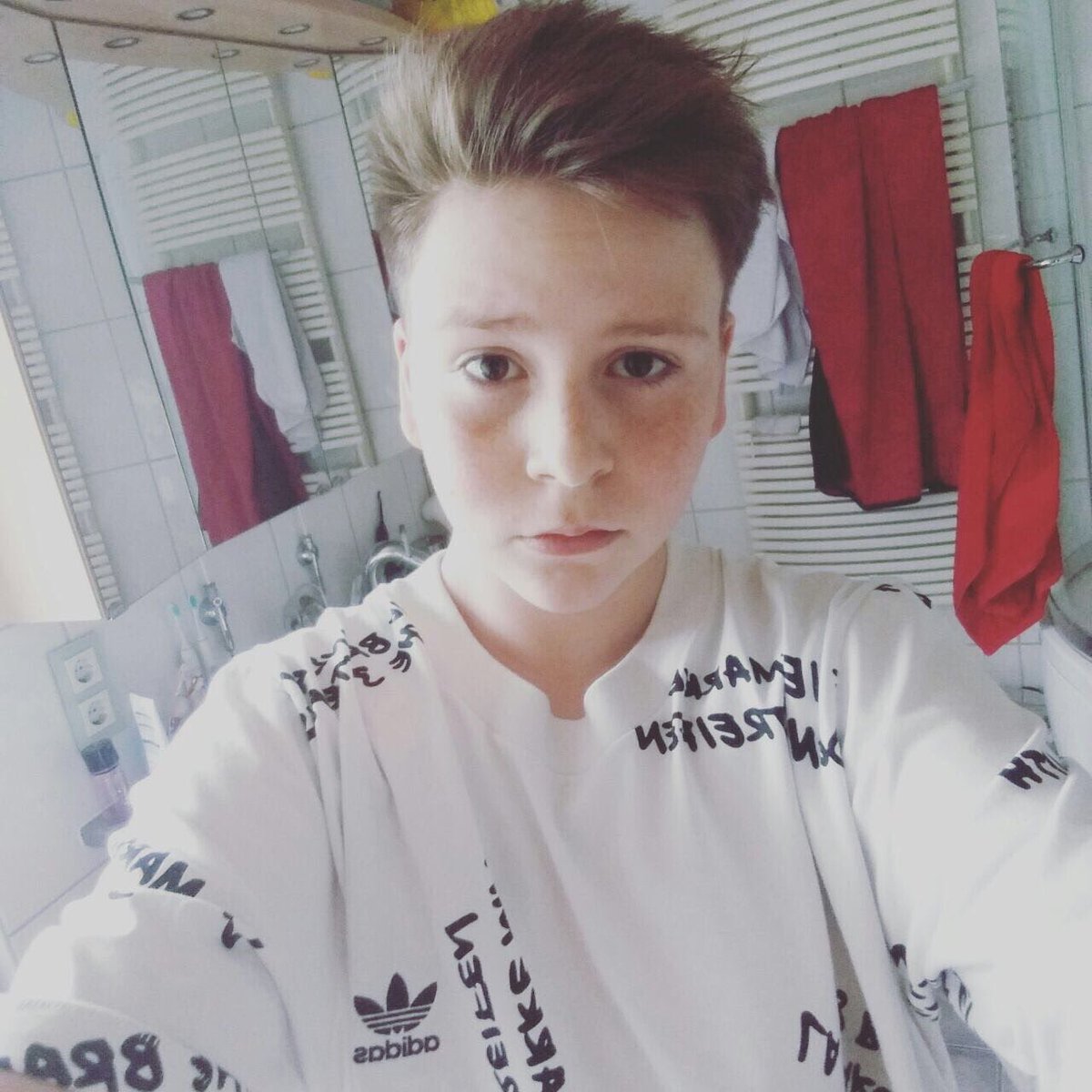 Robeeey_'s tweet photo. Sucht ihr noch einen Freund dann ist er der richtige. @Keqzum Nummer:+49 1577 9551162 https://t.co/lGnIovECrq