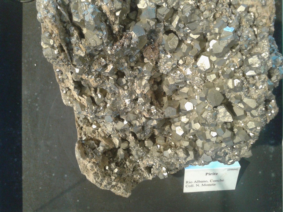 MuseoRioElba's tweet photo. Un blocco di #pirite dell'#isoladelba fra #heritageMW di #MuseoRioElba! #MuseumWeek @MuseumWeek https://t.co/HQb50jCbWs