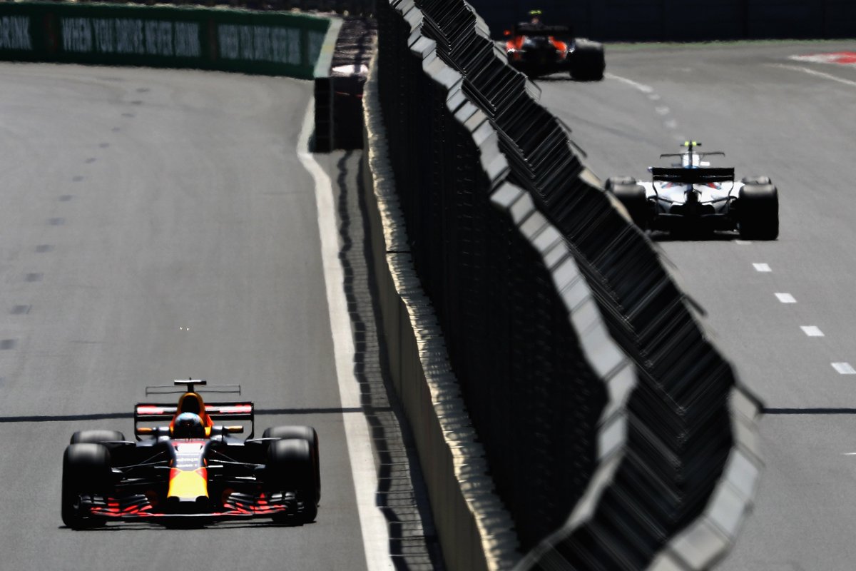 ViXDeportes's tweet photo. #V35/51 #GPdeAzerbaiyan @F1
Ricciardo es líder, pero aún queda terminar ventana de paradas.
@SChecoPerez es 14° con una vuelta menos. https://t.co/3stOggE9UF