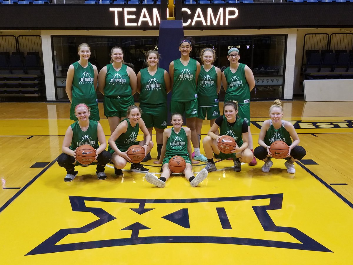 Lady_Applemen's tweet photo. So proud of this group for playing their hearts out all weekend!!! #Family #SquadGoals https://t.co/d7zmAZC2vP