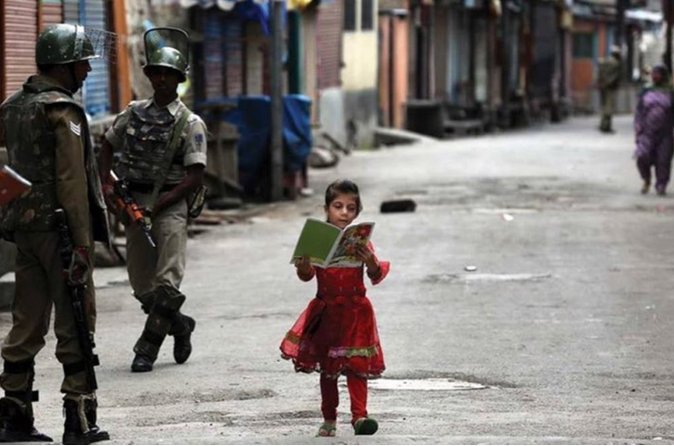 A picture speaks a thousand words. Stone-pelters in #Kashmir must take inspiration 2 pick up books instead of stones from this little girl🇮🇳