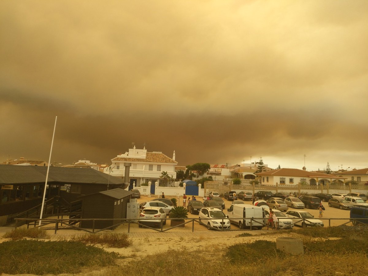 franzapata1980's tweet photo. Encerrados en matalascañas, no podían haber desalojado antes que pasara esto??? #IncendioHuelvaCS https://t.co/til0a8ddUn