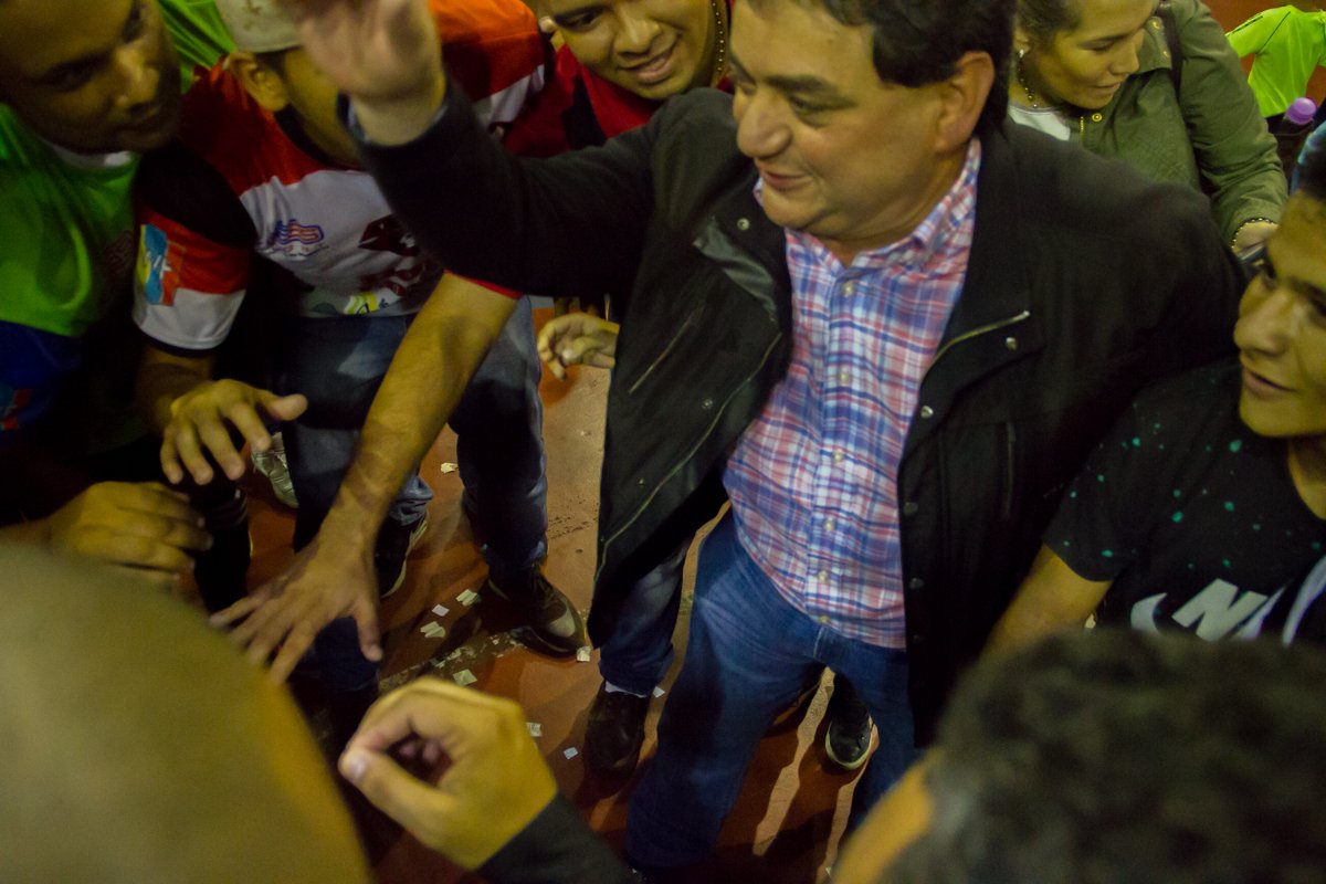 PortuguesaFSC's tweet photo. Nuestro Presidente, (@GMazzocca) felicitó y celebró junto al #PortuguesaFSC el título obtenido 💥🏆

📷: Ederik Palencia https://t.co/VhWXKwoyRZ
