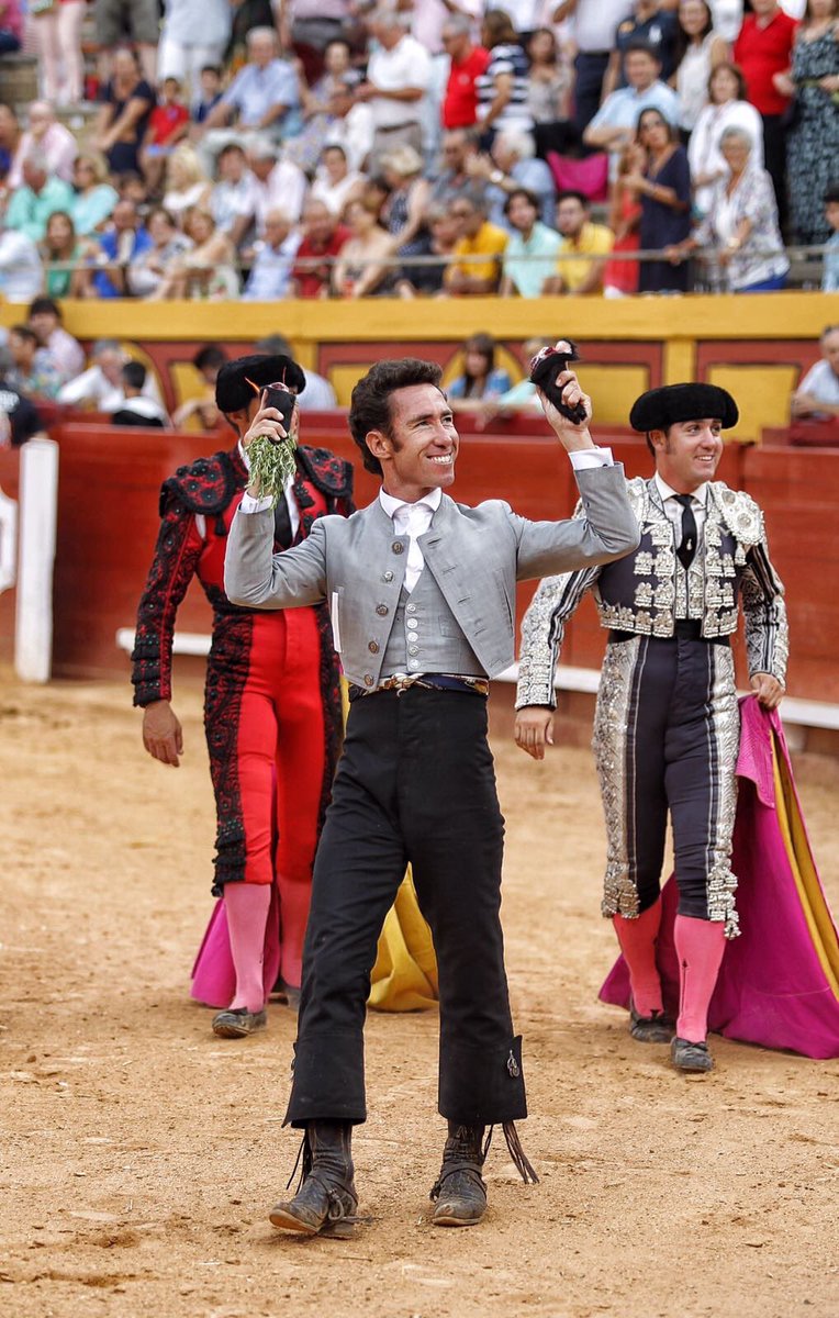 ntrtoros's tweet photo. #Algeciras 🇪🇸 Leonardo Hernández desoreja a su primer toro de Benítez Cubero. 
📷 Lances de Futuro https://t.co/RSQBiUJWq1