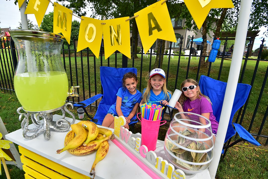 LPGA's tweet photo. When life hands you lemons, raise $ for charity! These cuties are selling lemonade @NWAChampionship trying to beat their $1,800 from '16! https://t.co/5VVMjx1sjr