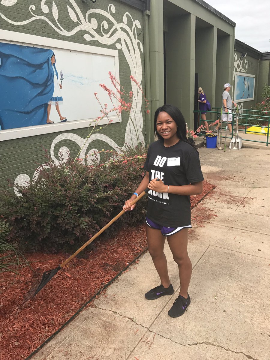 tcu_sadev's tweet photo. @TCUWbasketball freshman @laurenheard_ participating in some community service this morning! #FrogItForward #FrogCamp2017 https://t.co/SU2r3dzKYP
