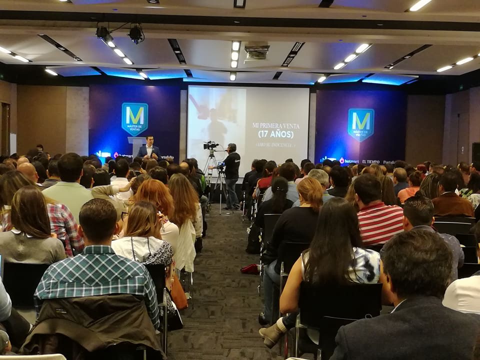 empezarnegocio's tweet photo. @crisurzua comparte en el #MasterDeVentas las estrategias para enamorar a tus clientes https://t.co/HMcDOon6RO