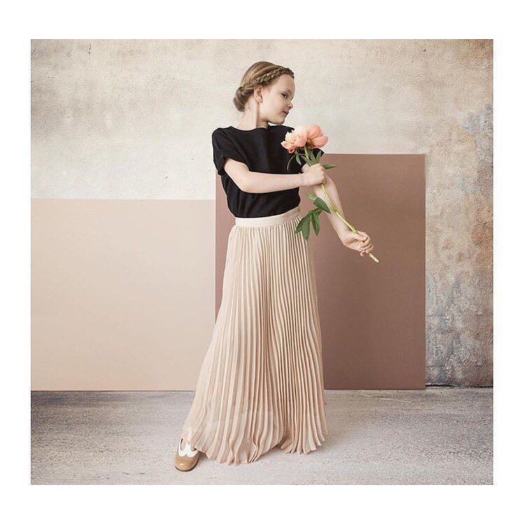 JuniorStyleLDN's tweet photo. Gorgeous capture of @pepper.pics wearing #featherdrum -💫 Just one of the brands available in the @momekids SALE - … https://t.co/I7wnK49u7u https://t.co/Ui8WbbI65d