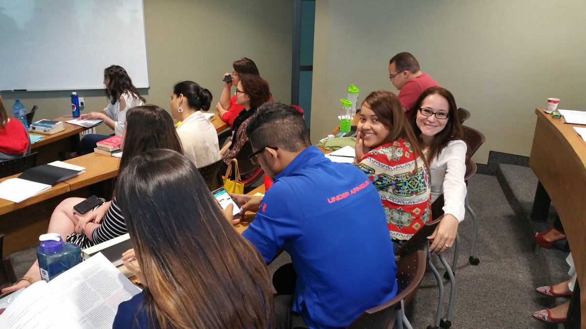 Ivanarmandof's tweet photo. #Día2 #VoxTraining "Narraciones de largo formato" @WorldVoices @intecrd @niurkaduran @Rosmeling https://t.co/ACejh3hQHc
