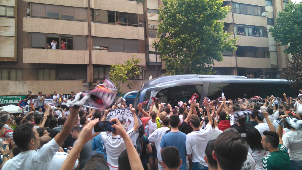 _ALBAPP_'s tweet photo. Vamos!!! Esta afición no es de segunda B!!! #AupaAlba #ConElAlba #Alba https://t.co/QW0fascWYi