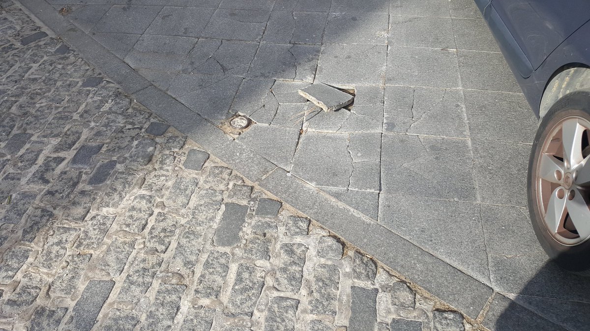 David_Climaco's tweet photo. Bolardos y acerado en mal estado en calle fuente viñas,puede producirse caídas.gracias @CarmonaAyto @JuanAvilaCARMO @LimancarSLU https://t.co/4W3elAwb2v