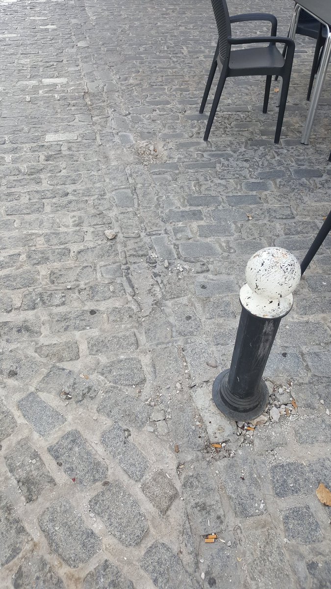 David_Climaco's tweet photo. Bolardos y acerado en mal estado en calle fuente viñas,puede producirse caídas.gracias @CarmonaAyto @JuanAvilaCARMO @LimancarSLU https://t.co/4W3elAwb2v