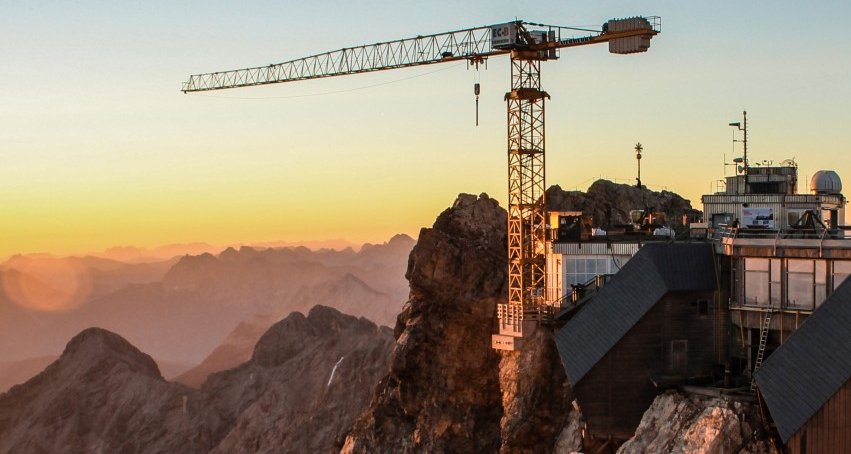 Autoline_En's tweet photo. Liebherr flat top crane      @LH_Construction #Liebherr #machinety #equipment #constructiom #sunset https://t.co/c6N5fGvwXv