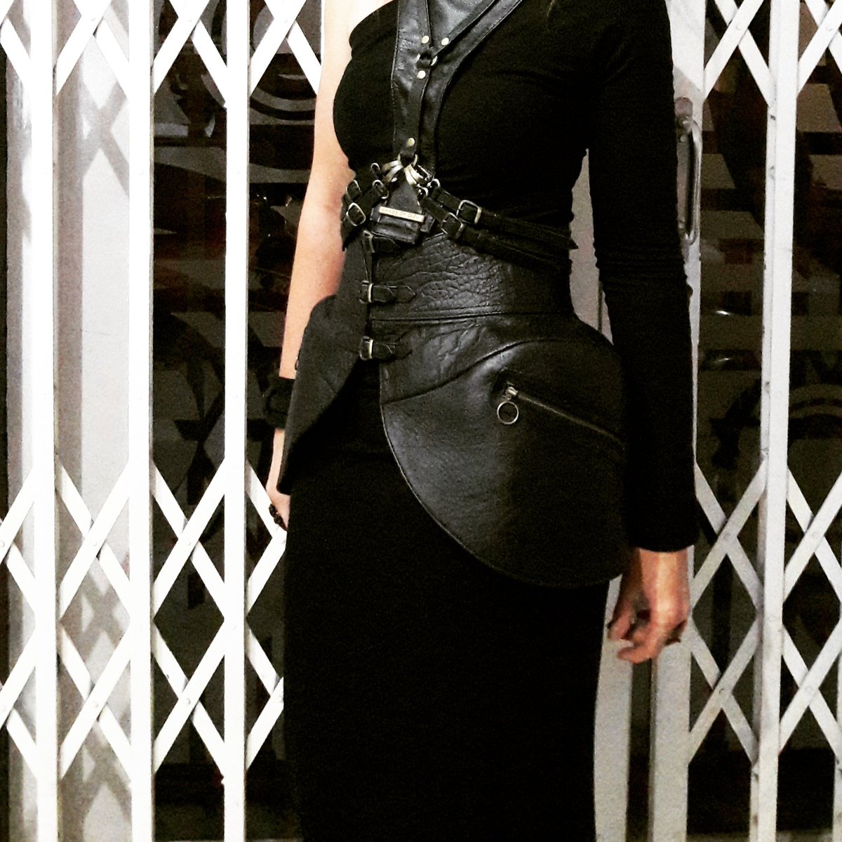 🔱 COUTURE LEATHER 🔱
#dresstokill #handsofoizo #darkchic #frenchcouture #highendfashion #pfw ➡ #follow on #instagram