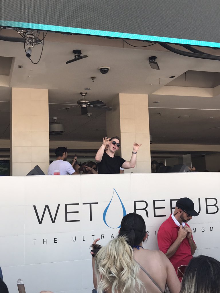Damomurphy90's tweet photo. @DaveChipp @jackrido Hardwell is waving at you David #TenerifeWithBae https://t.co/ZngbyYFNac