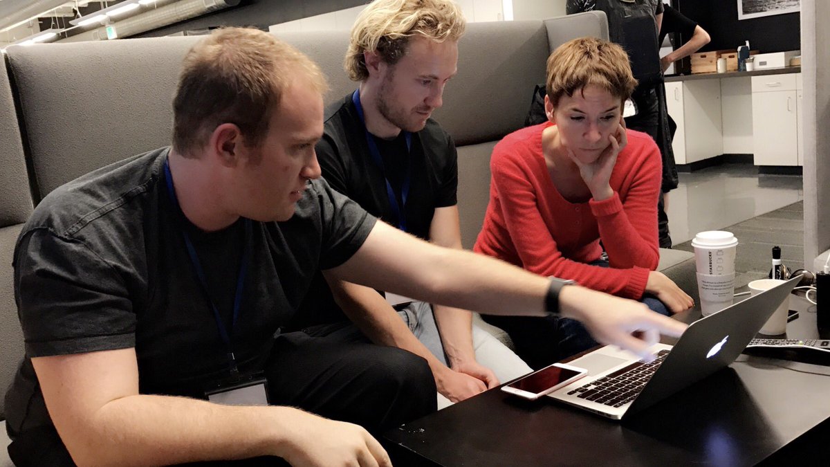 SVAIresearch's tweet photo. Clinton Mielke, PhD discusses new drug pathway targets with @ogtfaber. #NF2Hack https://t.co/uDuauQC2rx
