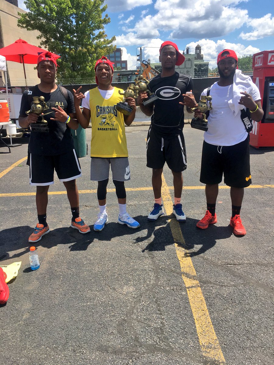TheReal_Tony2's tweet photo. You already know me and my squad had to win & my young bulls did what we thought them💯🔥🤷🏾♂️🏀🏆 #GRonnie💣Squad #RipRS #RochesterGusChampions https://t.co/wn8J60QqsG
