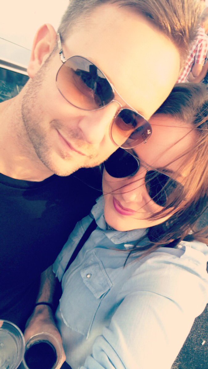 emma_wade1's tweet photo. Sunshine and Beer #festivaldays #raybans #lovebirds#sunshine #beer #gintent 💕💕 https://t.co/Ms6TITBbuL