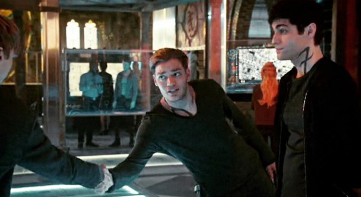 _fandomers_'s tweet photo. When Jace and Sebastian Meet: 😂 #Shadowhunters @ShadowhuntersTV @DomSherwood1 @willtudor1 https://t.co/MFGNkzXuNq