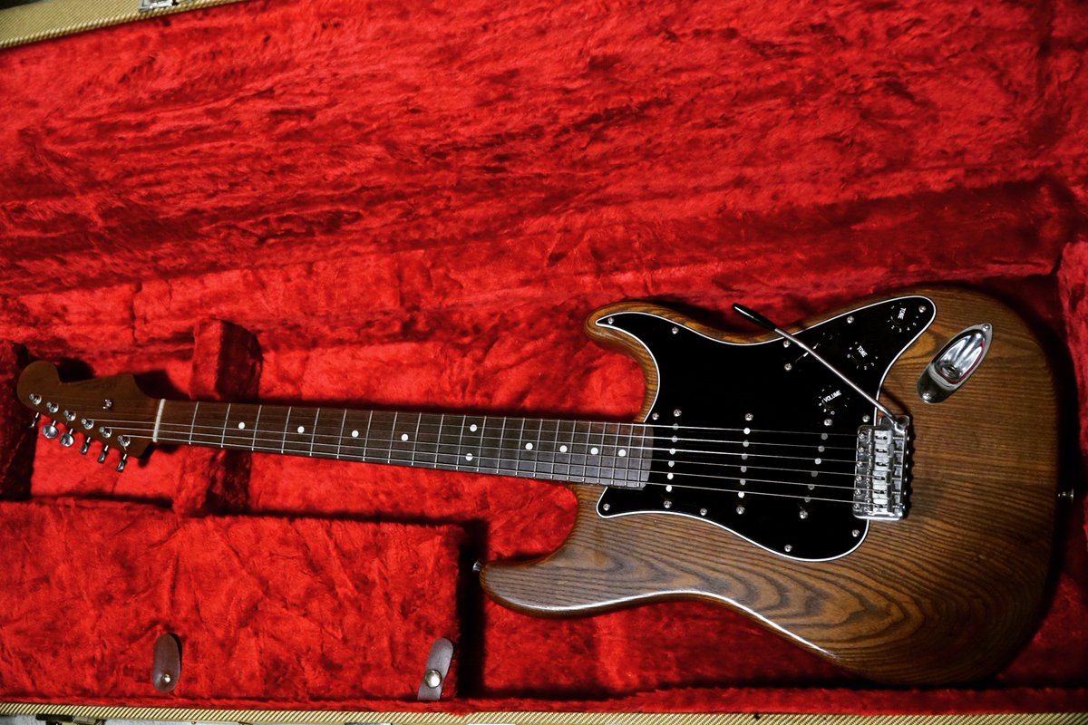 Momoseの「MST2-WTW」というストラト。たぶんWTWってのはダブル