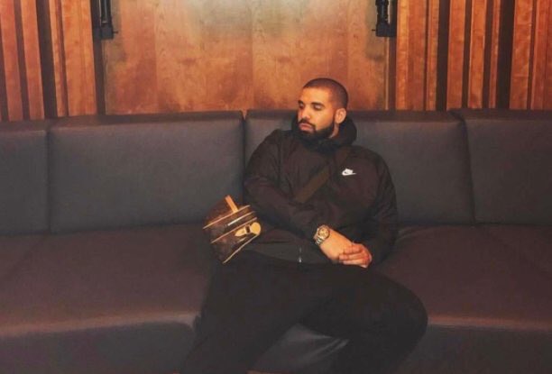 ThePlugSociety1's tweet photo. 🔌 Drake dropped off THREE new tracks this weekend and they're perfect to vibe to. Plug in below! 🔥https://t.co/8ZQZCbEN5N https://t.co/QjQWoYX8iL