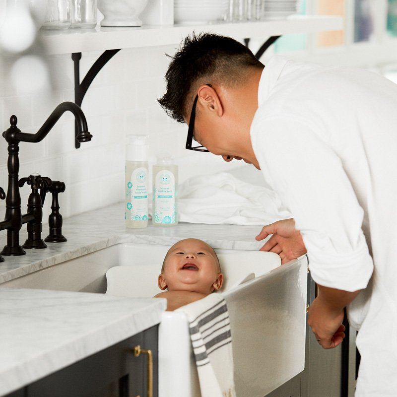 MINIMODENY's tweet photo. RT: @Honest "How to Bathe a Newborn: 7 Honest Tips" LEARN MORE: https://t.co/tQ1orGAowF #Newborn #Family #Parenthood #NewParents #Tips https://t.co/kduGBhzWte