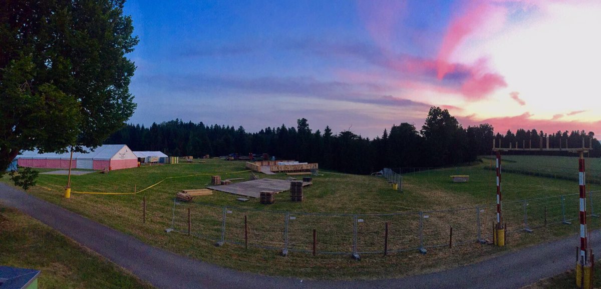 OpenQuerZell's tweet photo. Nach getaner Arbeit den Sonnenuntergang geniessen... was will man mehr? Liebi Gr��ess a alli vom Bodebärg 😊 #openquer #stolzwiesieben https://t.co/m6C7pVEKvB