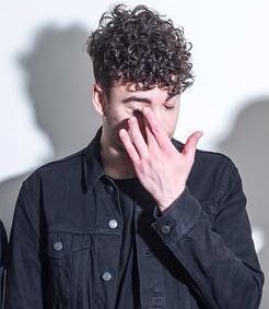 ParaScots's tweet photo. Paramore fans' reaction everytime they see 'the smile'. https://t.co/IckgdKfysC