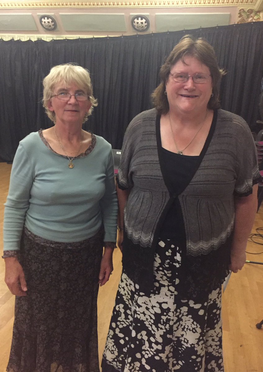 Darllen rhan o'r Ysgrythur ar y pryd - Ann Watkins a Maria Evans yn rhannu'r wobr gyntaf. Llongyfarchiadau!