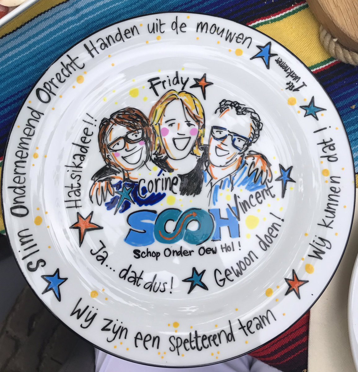 VvanRijsewijk's tweet photo. @CorineVeld komt het team van @SOOH_nu versterken. Krijgen @FLatijnhouwers en ik dit bord van haar cadeau. Mooie energieke start! Dank! https://t.co/30h2fn6fQl