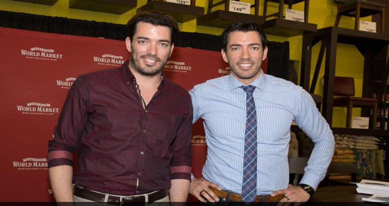 Mystery person recording 'Property Brothers' on Air Force One bit.ly/2u449WY https://t.co/3LbELh0ZLB