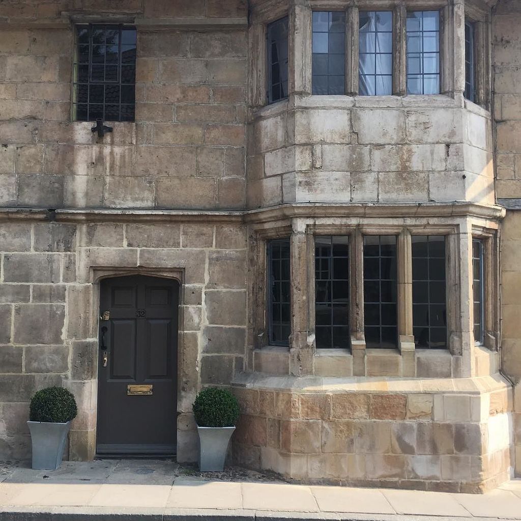 brightandgood's tweet photo. Isn't this just glorious? I  wonder if the sign for Stamford still says 'Stay awhile amid its ancient charm'. It c… https://t.co/StTtGOZ3C1 https://t.co/q1G5Ro1dDj