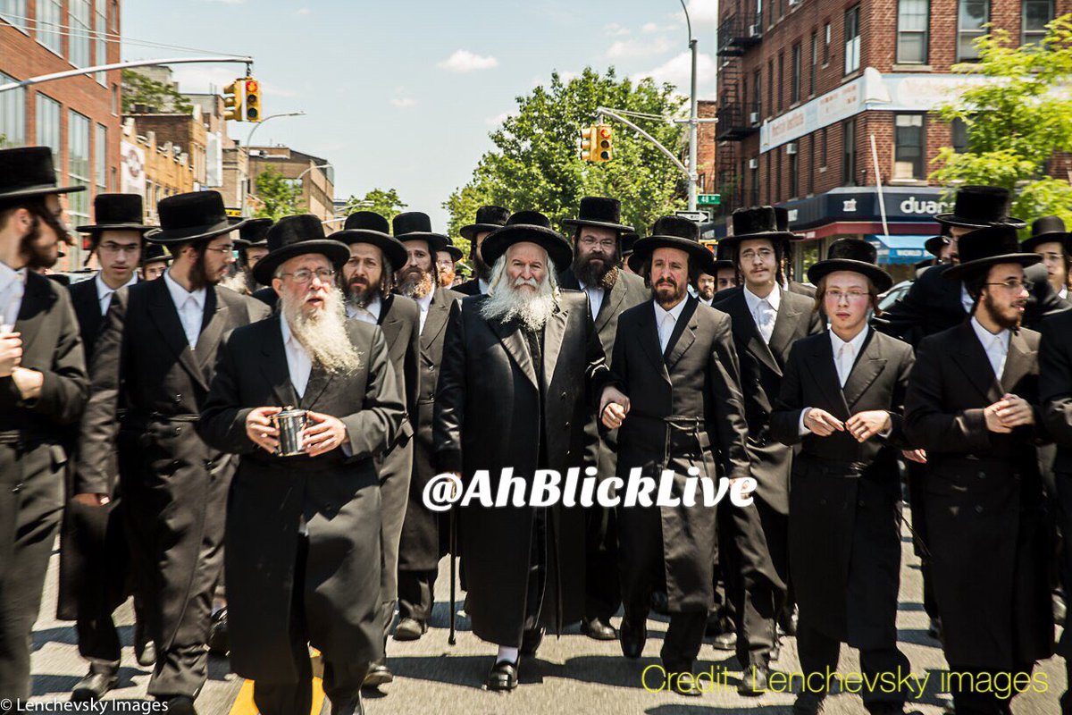 AhBlickLive's tweet photo. Bobov Rebbe attending Levaya of Menhal Bobov Yeshiva Horav Zisha Follman A"h. https://t.co/L5vJq3KHEO
