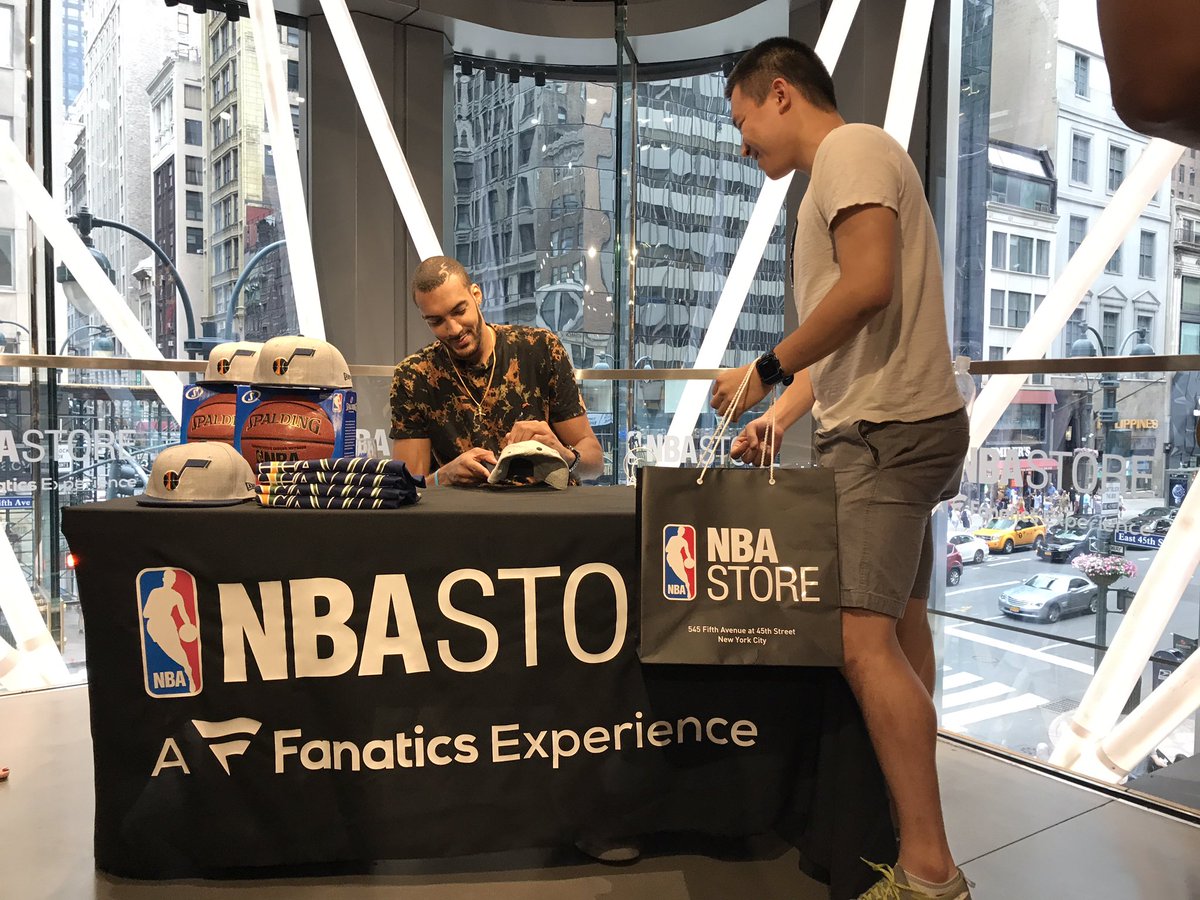 .@rudygobert27 signing at the @NBASTORE in NYC 🖊#NBAAwards https://t.co/B4IJLOgPA7