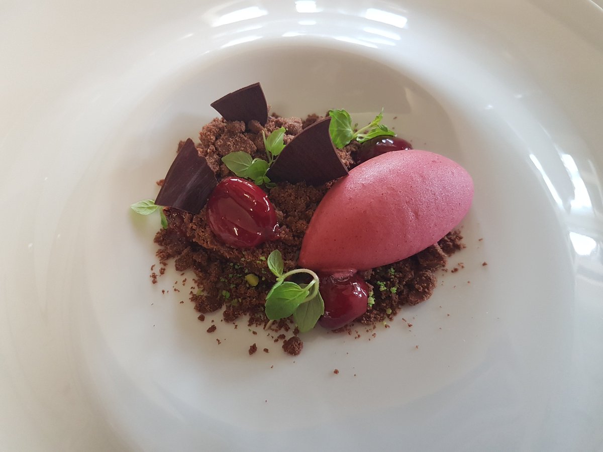 Howie_lai's tweet photo. Some new desserts this week @Chealshenley https://t.co/7kCfyaupbd