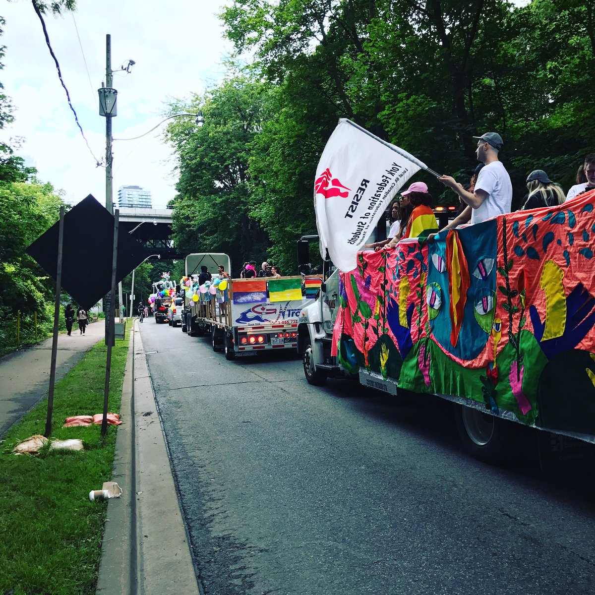 GGFM's tweet photo. Slowly walking up #pridetoronto #pridetoronto2017 #pride #Toronto #prideto #pride2017 https://t.co/IGuW9d5Dra