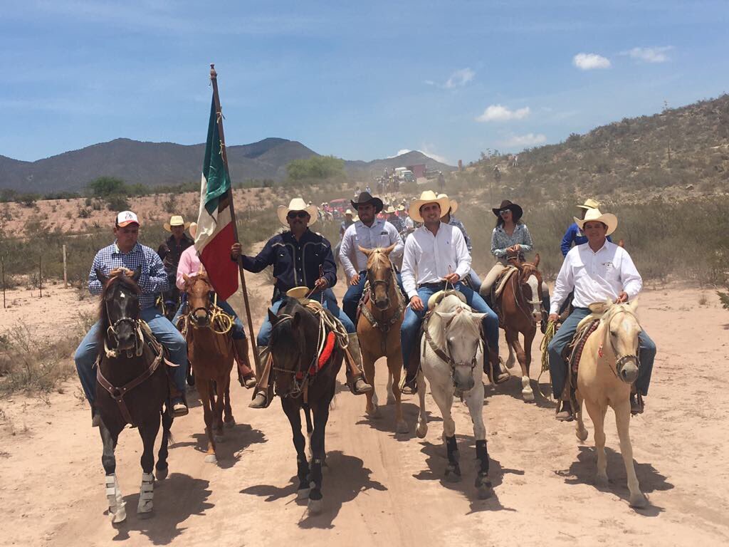 manolojim's tweet photo. Cabalgando con nuestra gente de los ejidos rumbo a San Juan de la Vaquería! #Saltillo #SeguimosAPasoFirme https://t.co/nw1VzN3QBi