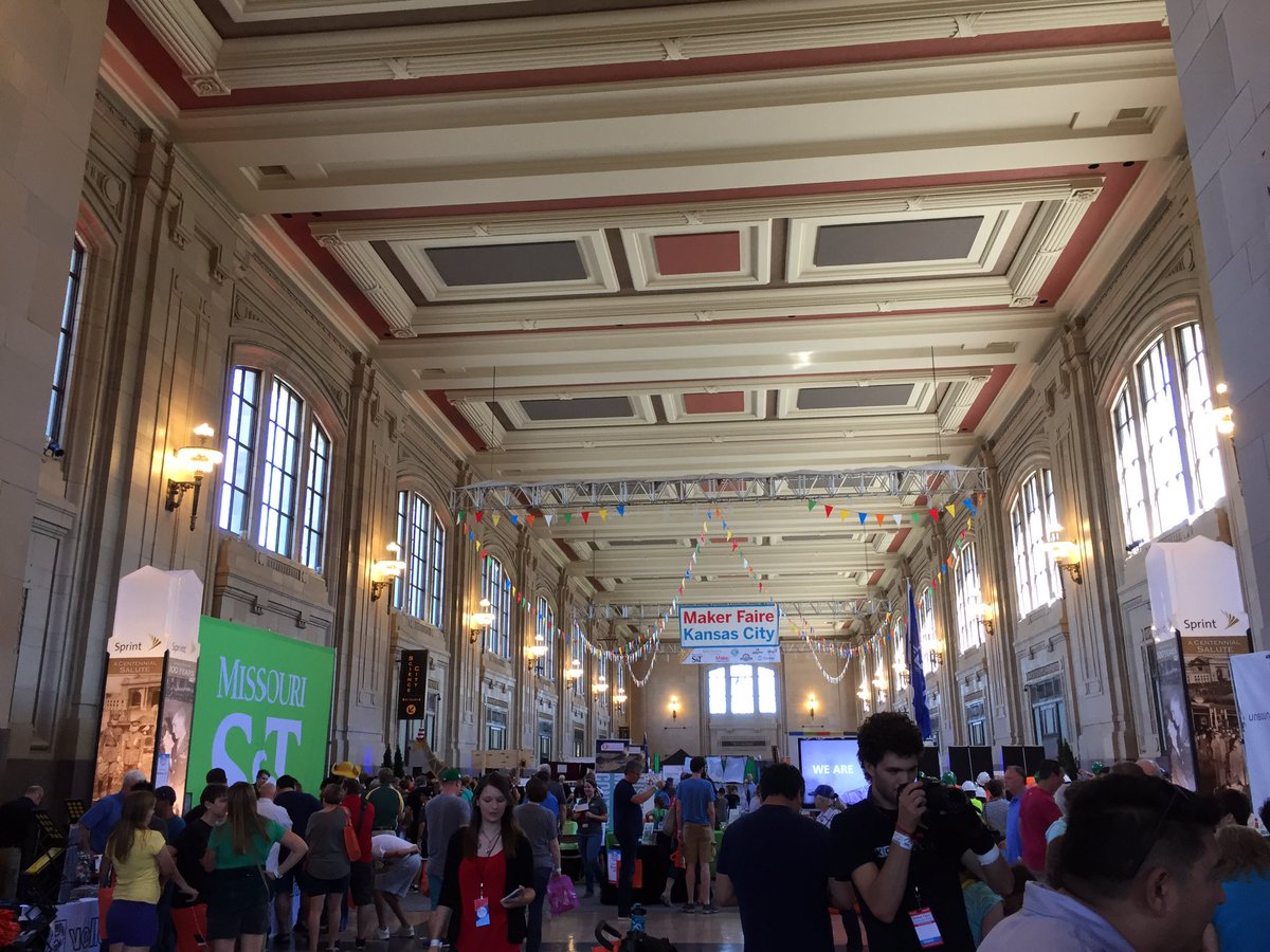 froyomama's tweet photo. We ❤️@makerfairekc @UnionStationKC #MakerFaireKC https://t.co/4nrATnb3Zs