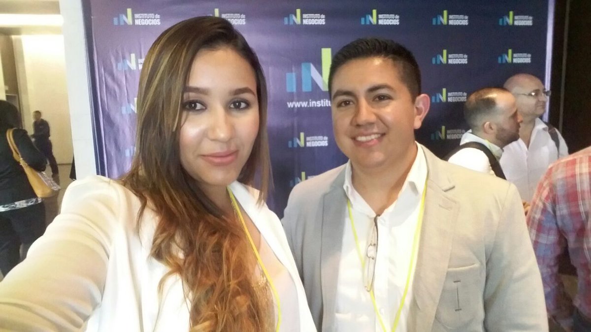 ErickDurango's tweet photo. Con el amor de mi vida aprendido cada dia mas en el #MasterDeVentas https://t.co/NeAhf3vqEB