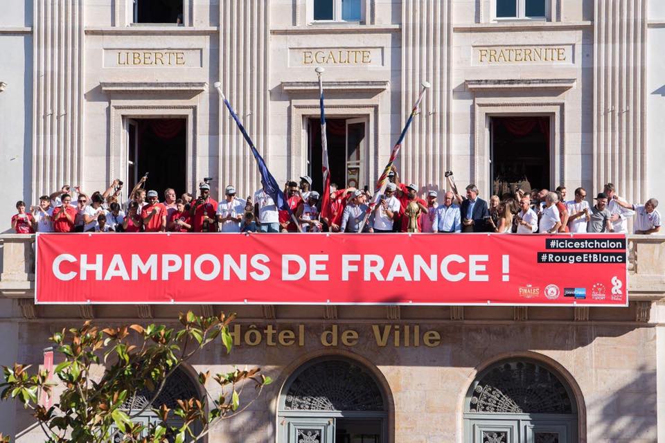 Chalon_officiel's tweet photo. CHAMPIONS DE FRANCE !!! Merci @ELANCHALON pour cet incroyable week-end de fête ! Fiers d'être Chalonnais #FinalesLNB  #RougeEtBlanc https://t.co/wKmEitB1Vi