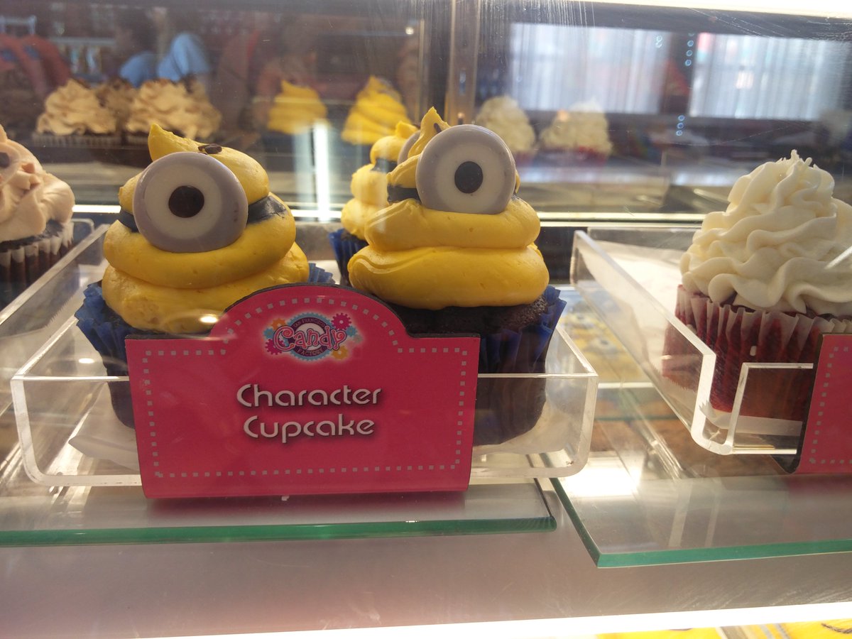 ankitabulsara9's tweet photo. Minions you can eat!
#cupcakes #minions #bakery #universalstudios #traveldiaries #beetweeclicks #ThrowbackThursday #photography #potd #love https://t.co/6qMboB1kS7