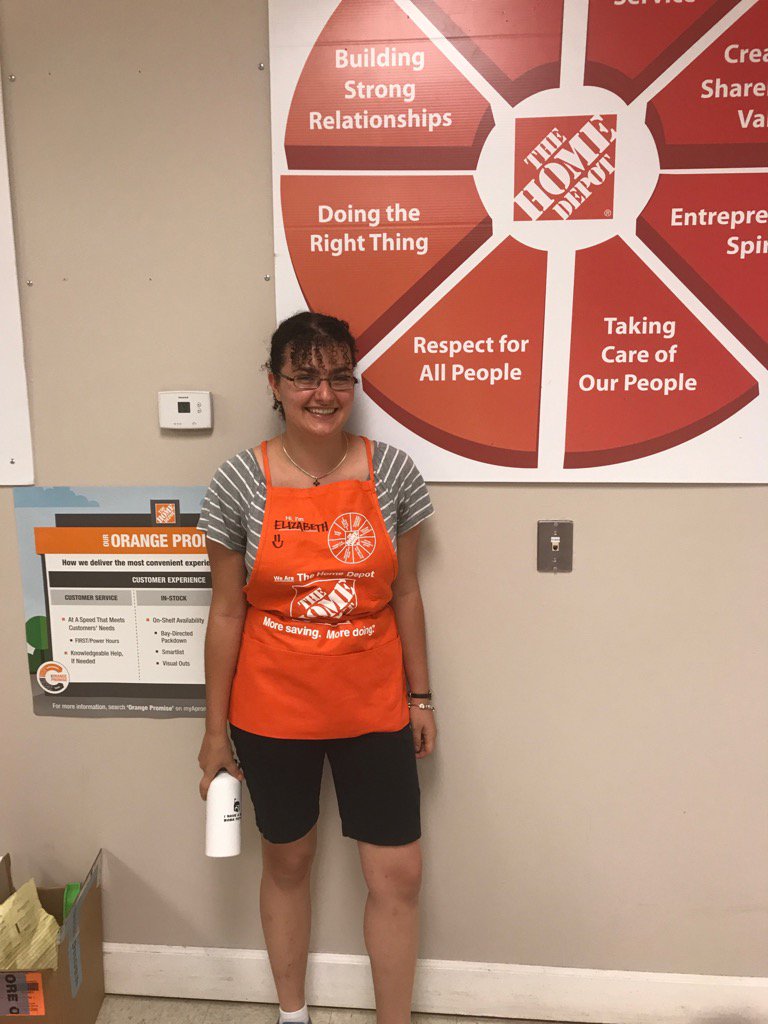 bamanda1214's tweet photo. Welcome Elizabeth! #firstapron https://t.co/rNGAIk3pWR