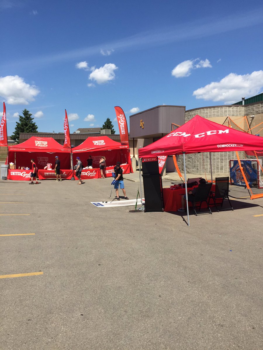 CCMMobile_ab's tweet photo. @UC_Hockey showcase on now at KC arena  come try newest @CCMHockey equipment. https://t.co/TZkujifiPM