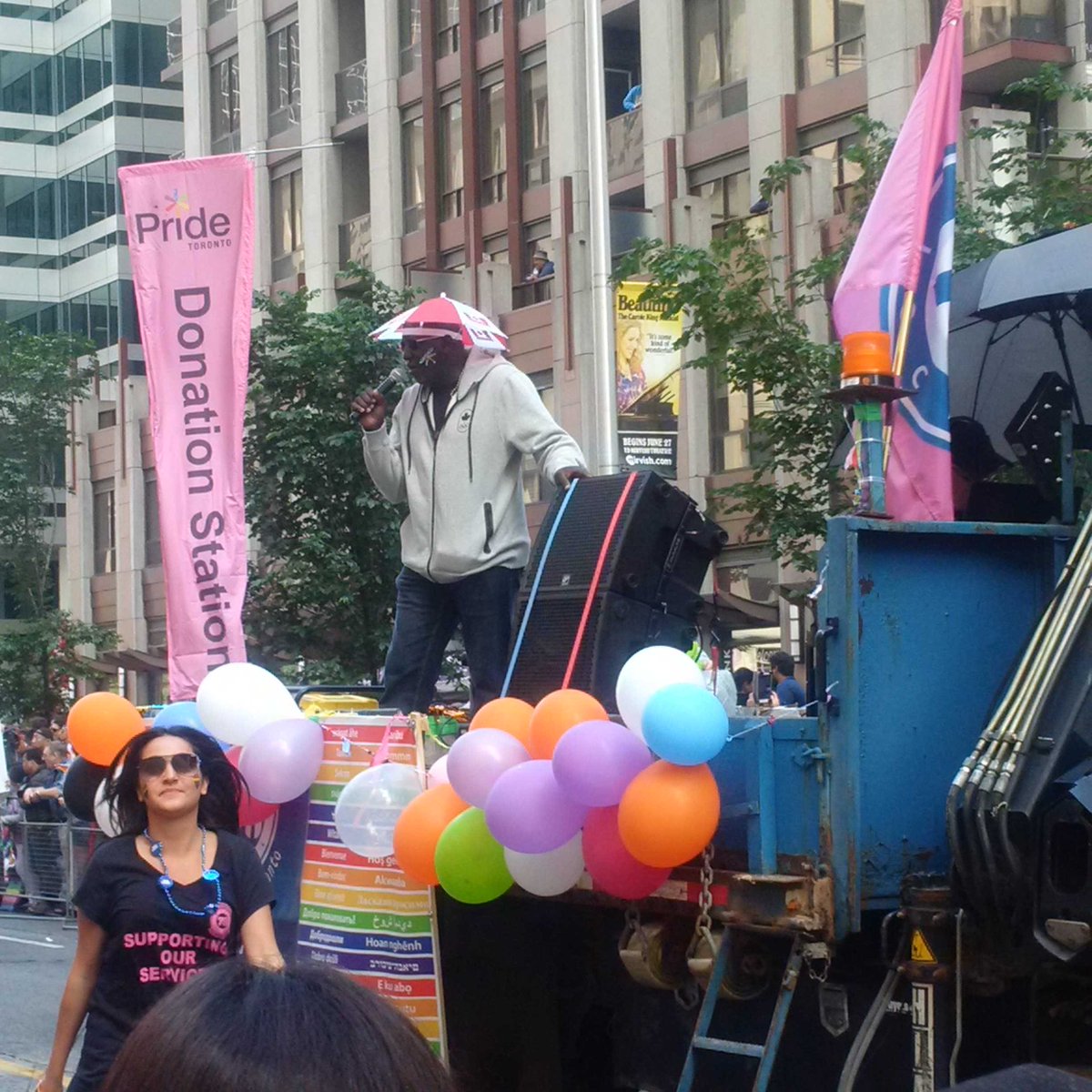 torontolabour's tweet photo. Speaking truth to the people! @cupelocal79 at #prideTO @Lindainred https://t.co/hNoecSu2tP