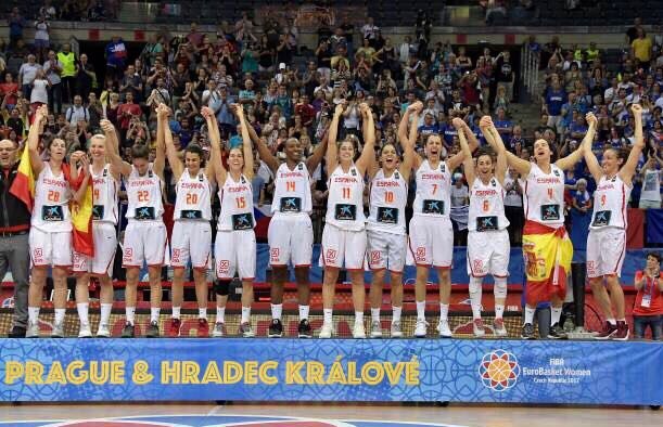 Campeonas de Europa!! 🇪🇸🏀 Menudas cracks 💪🏻💪🏻🔝🔝 #EuroBasketWomen2017 #YaSonL3yenda #Selfem