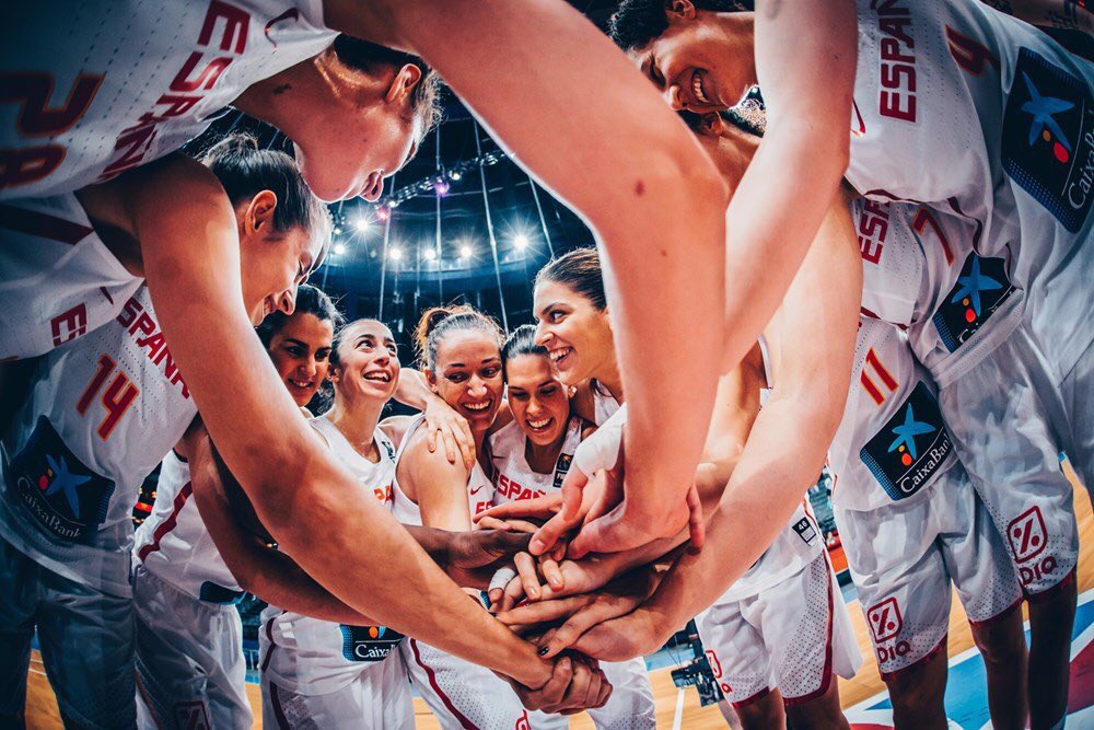 FundLucentum's tweet photo. Todas a una. Ejemplo de esfuerzo, lucha y sacrificio. Enhorabuena a la #SelFem por su oro en #EuroBasketWomen2017.

Espejo de muchas niñas.😍 https://t.co/BjWVV8GVzD