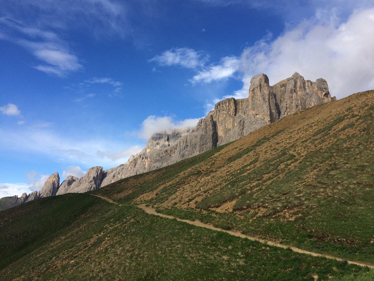 Il fascino delle Torri del Sella che sbucano dalle nuvole dopo il temporale #Dolomiti #dolomitiLP #lonelyplanet