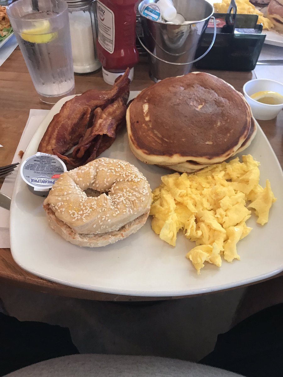 cmglobal1982's tweet photo. In Santa Monica with my NC PBL family enjoying Brunch. I couldn't think of a better way to spend Sunday, brunch, the beach, pbl. #NLC17PBL https://t.co/SL2Fzsv0ru